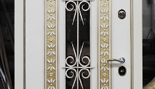 Белая дверь с ковкой и стеклом